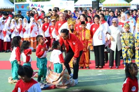 Hadiri Hari Anak Nasional di Pekanbaru, Presiden RI Hibur Anak Dengan Sulap